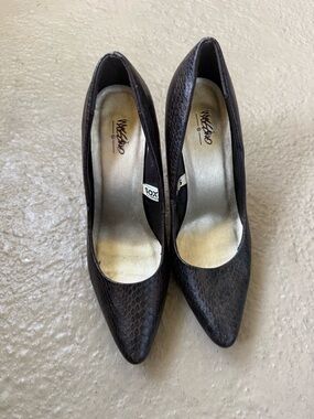 Women’s Pointed Toe Snake Python Brown Textured Heels by Mossino No. 6 1/2